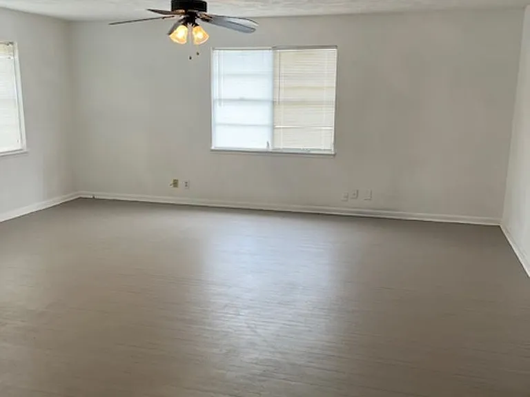 208 E Voelter Ave — Photo 4