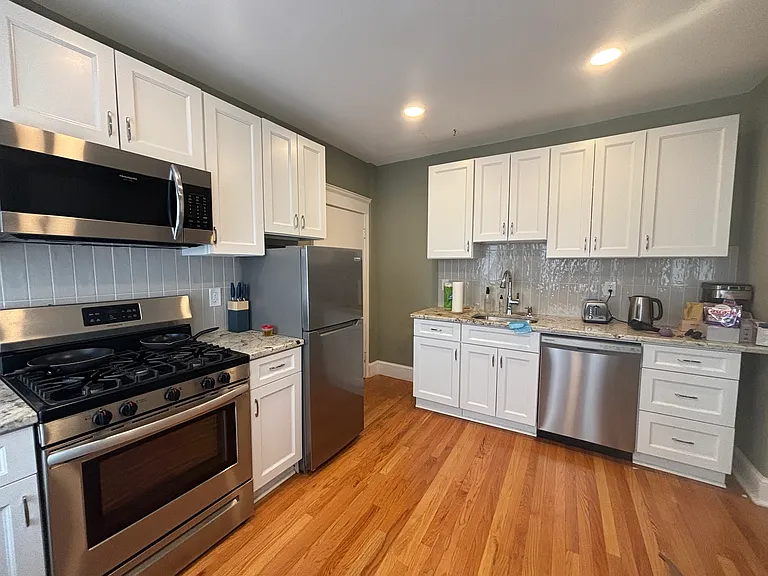 70 Strathmore Rd #9B — Photo 3
