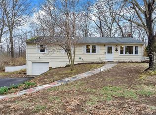 5 Parkwood Dr, Gales Ferry, CT 06335