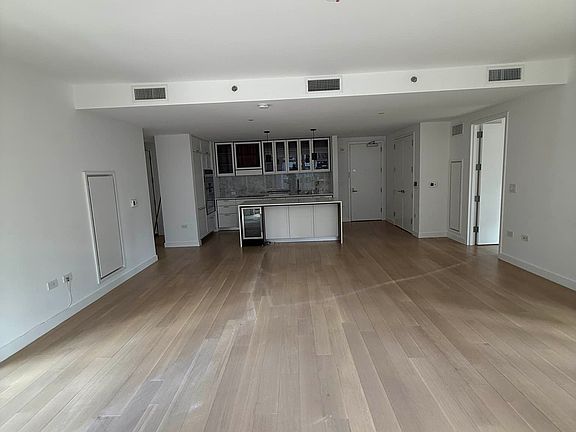 2nd image of 115 E 55th St APT 15A