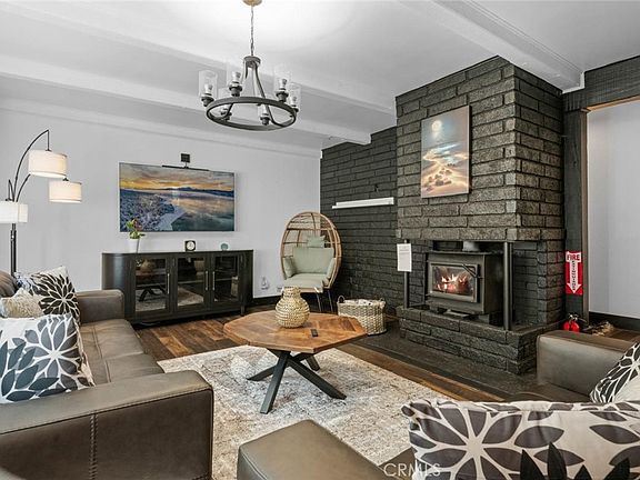 3rd image of 1071 Mountain Ln