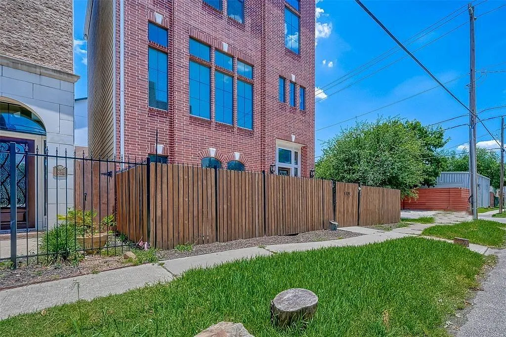 3 bed, 3.5 bath, 2376 sqft, $3,900 — Photo 3