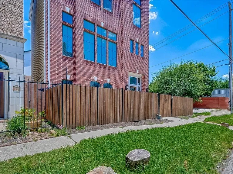 1739 Oakdale St — Photo 3