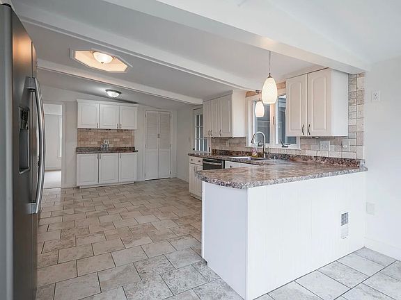 3rd image of 94 Lake Shore Dr #1