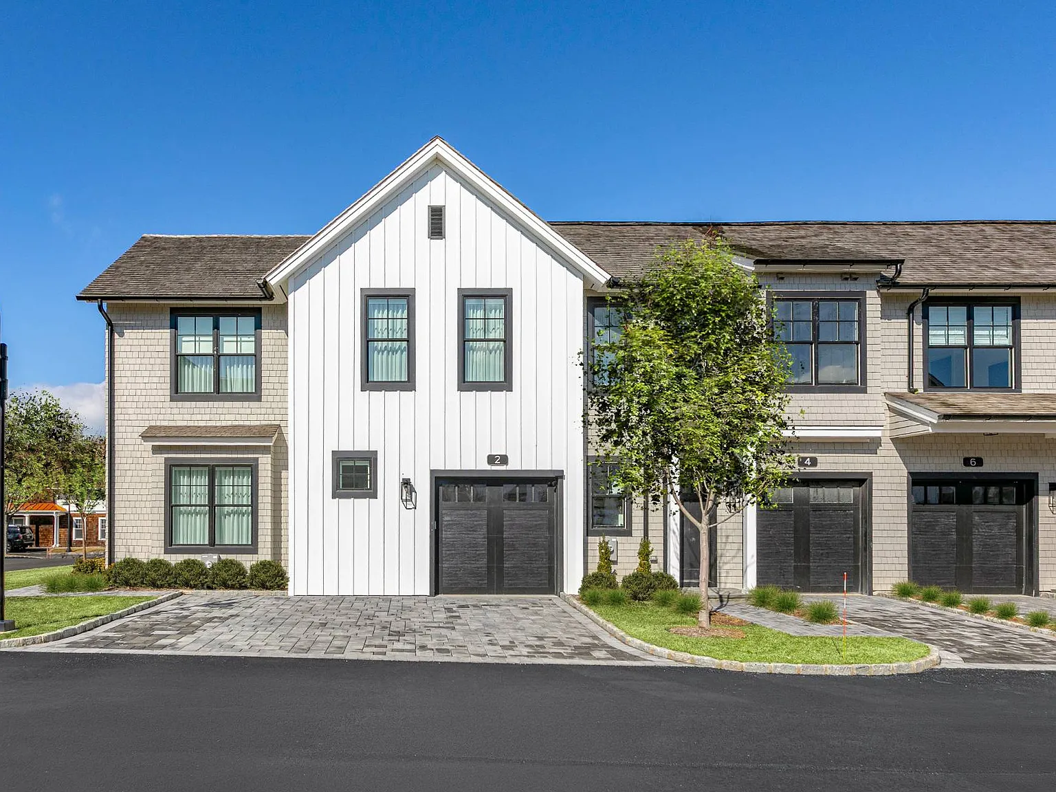 Elegant Watermill Crossing Corner Unit — Photo 4