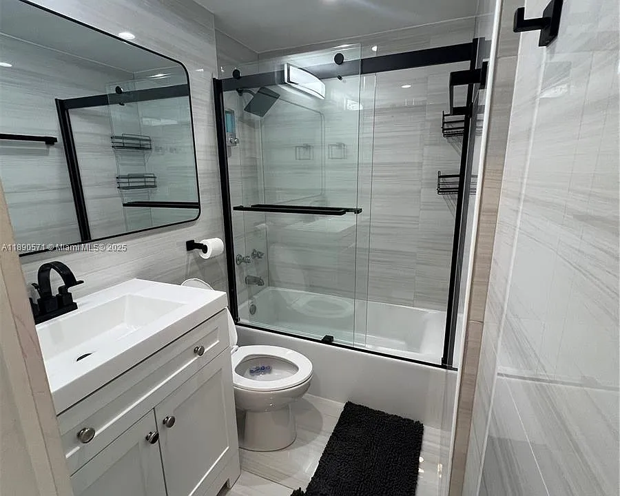 255 W 24th St #405