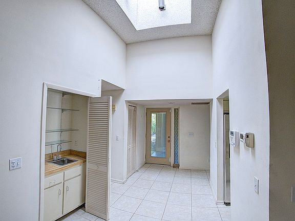 5th image of 128 Oakmont Ln