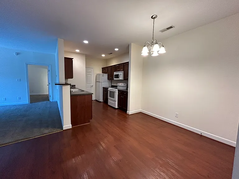 Kendall Square Apartments — Photo 3