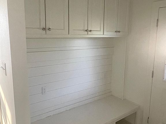 5th image of 302 Julianne St
