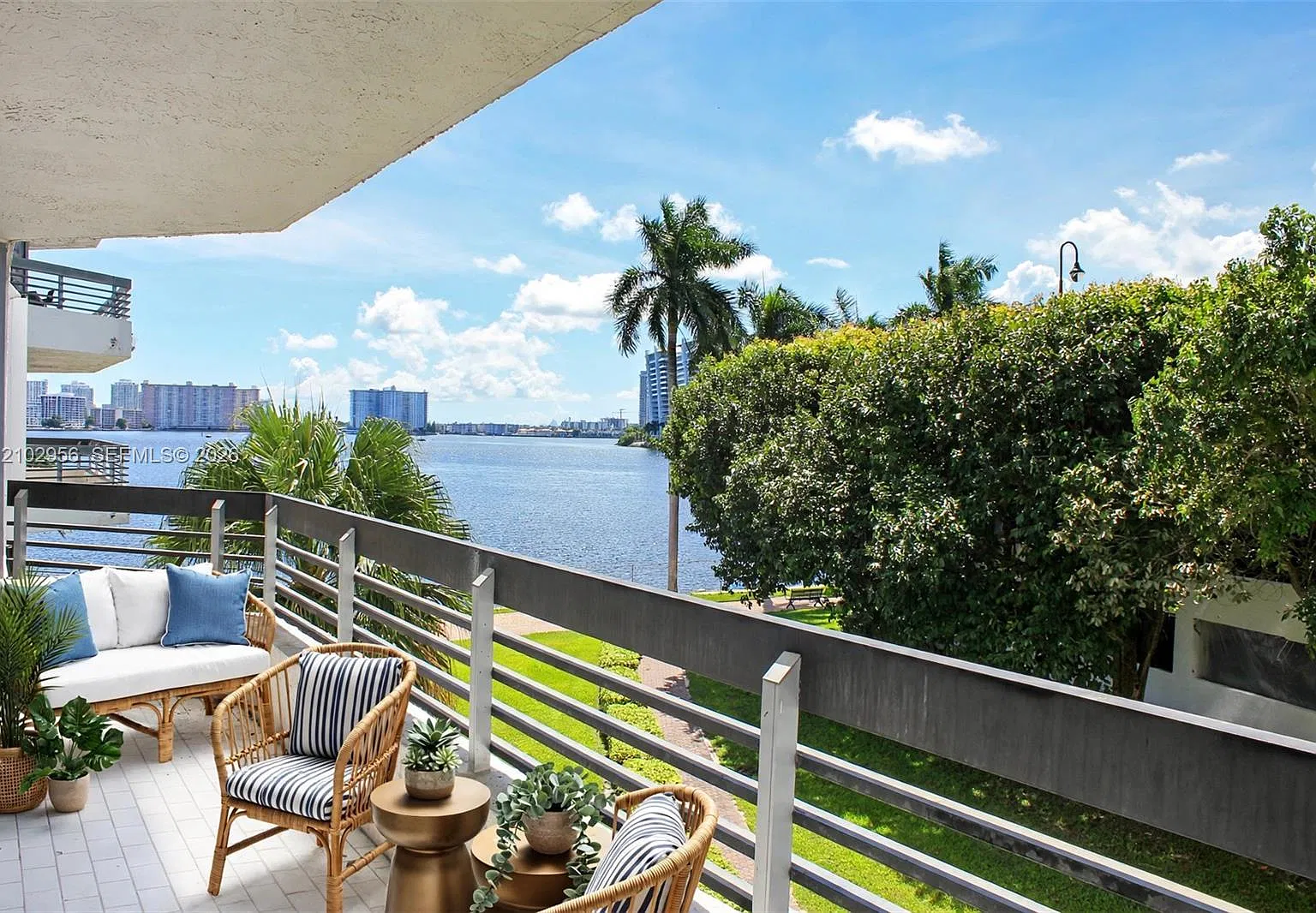 Mystic Pointe Condo No Th — Photo 1
