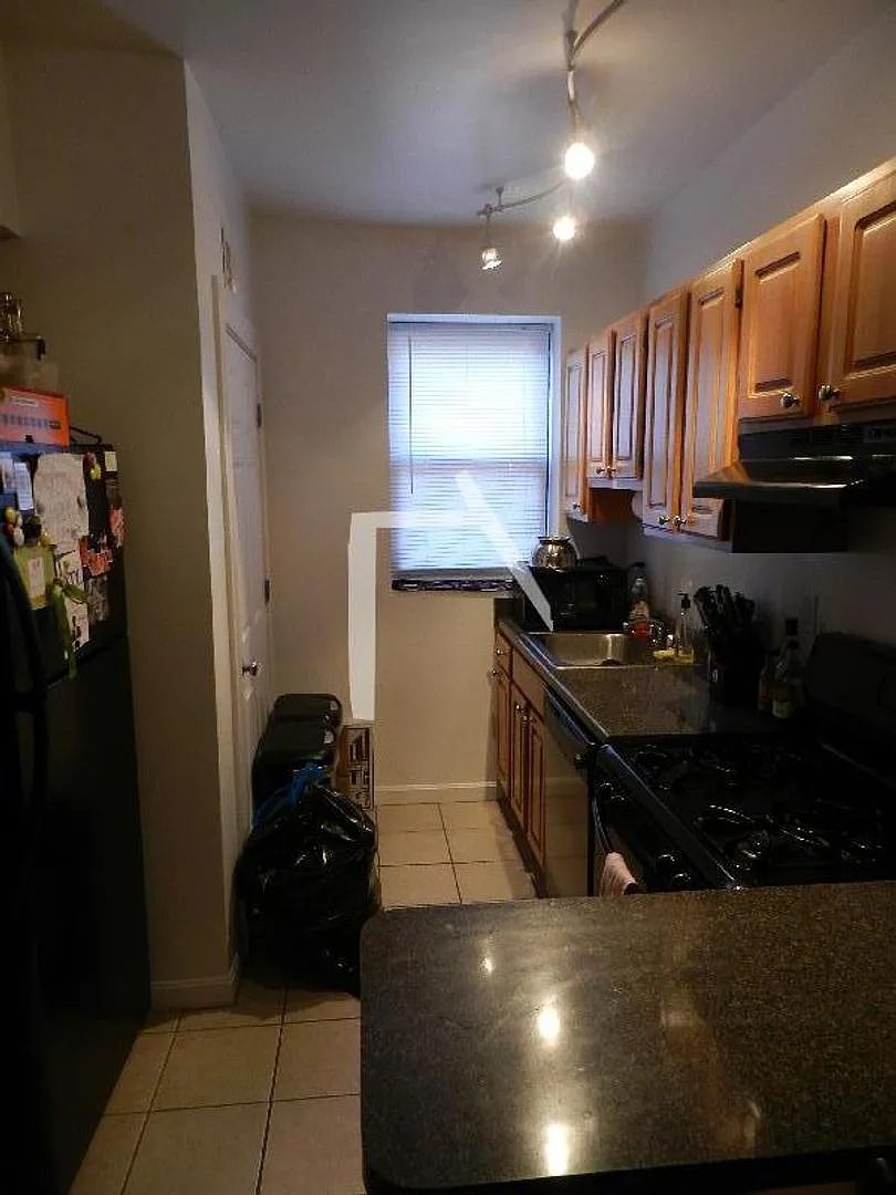 Renovated 3 bed. 1.5 bathroom on Cleveland Circle. Parking for Rent. Laundry is in the Building. — Photo 2