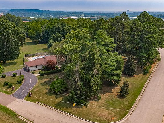 5th image of 945 Crescent Dr