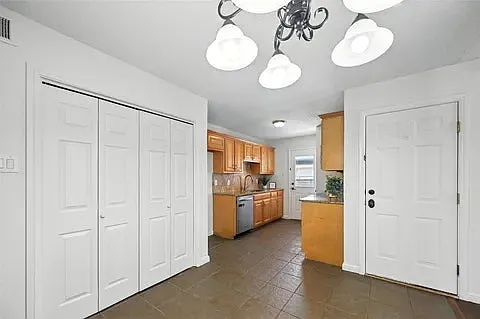 2733 E Wentwood Dr — Photo 2