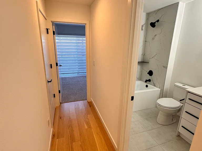 2344 Franklin Ave E — Photo 9