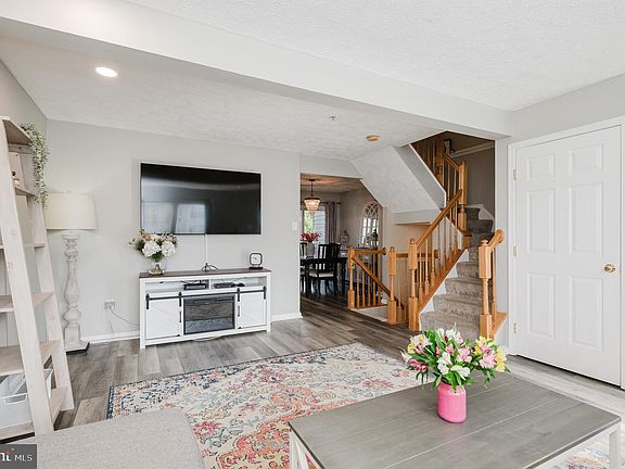 5th image of 452 Rose Way