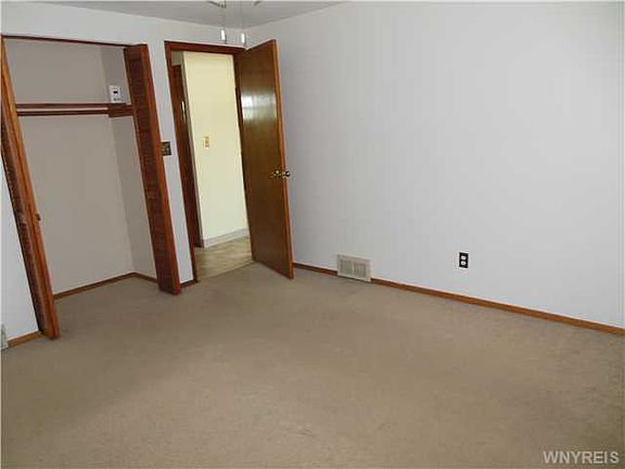 5th image of 109 Clover Pl