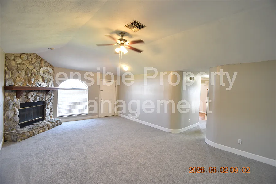 2 bed, 1192 sqft, $1,600 — Photo 3