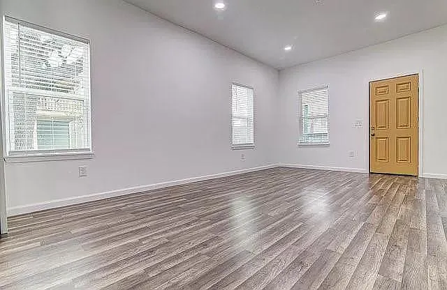 1215 E 12th St — Photo 5
