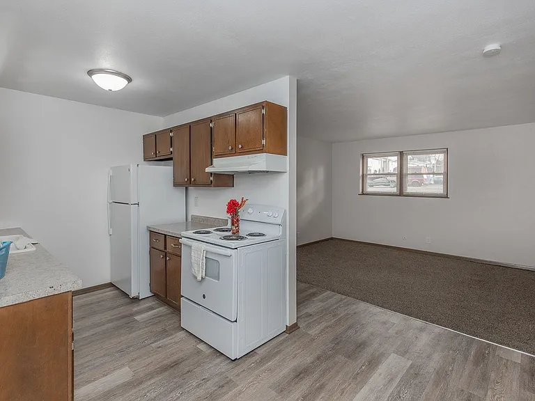 2415 Jebens Ave — Photo 5