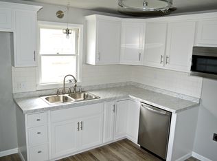 904 S Division St, New London, WI 54961