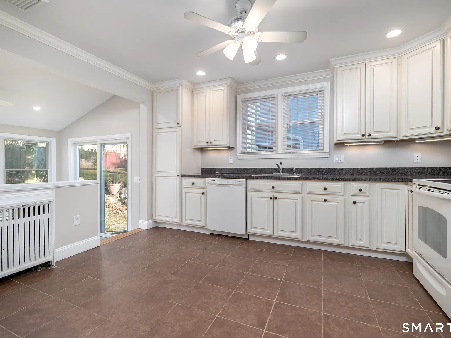 4 bed, 2.0 bath, 1557 sqft, $4,600 — Photo 4