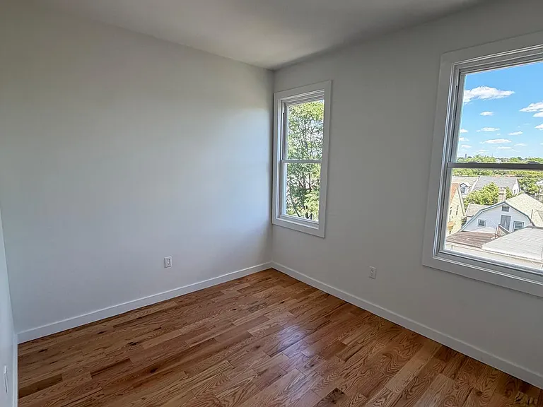 181 Woodside Ave #2F — Photo 2