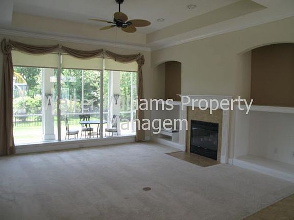 3rd image of 921 Oxford Dr