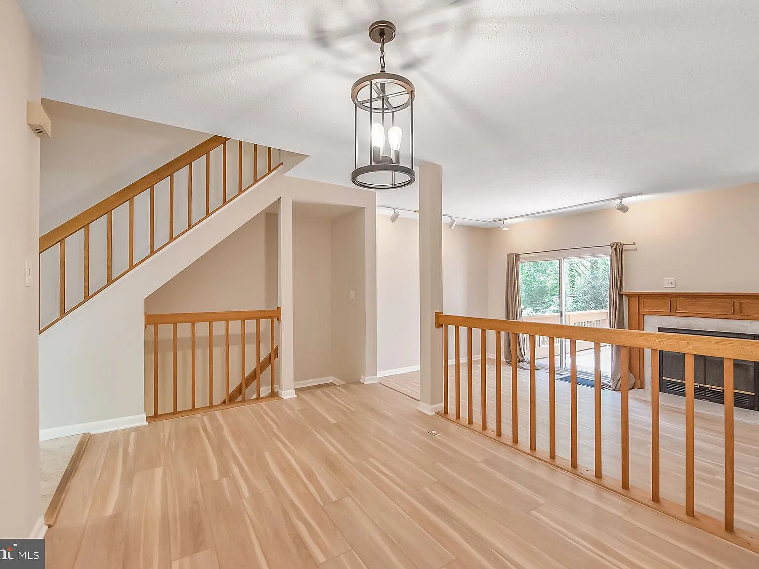 3 bed, 4.0 bath, 1865 sqft, $3,400 — Photo 3