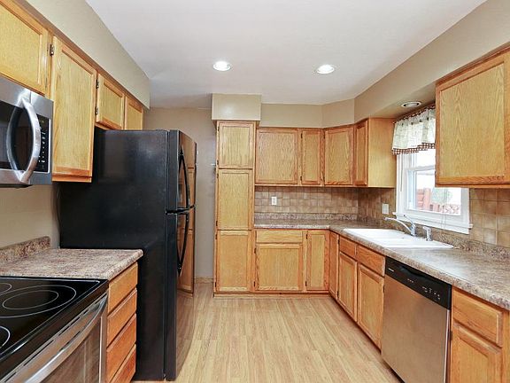 5th image of 1931 Hyacinth Ave E