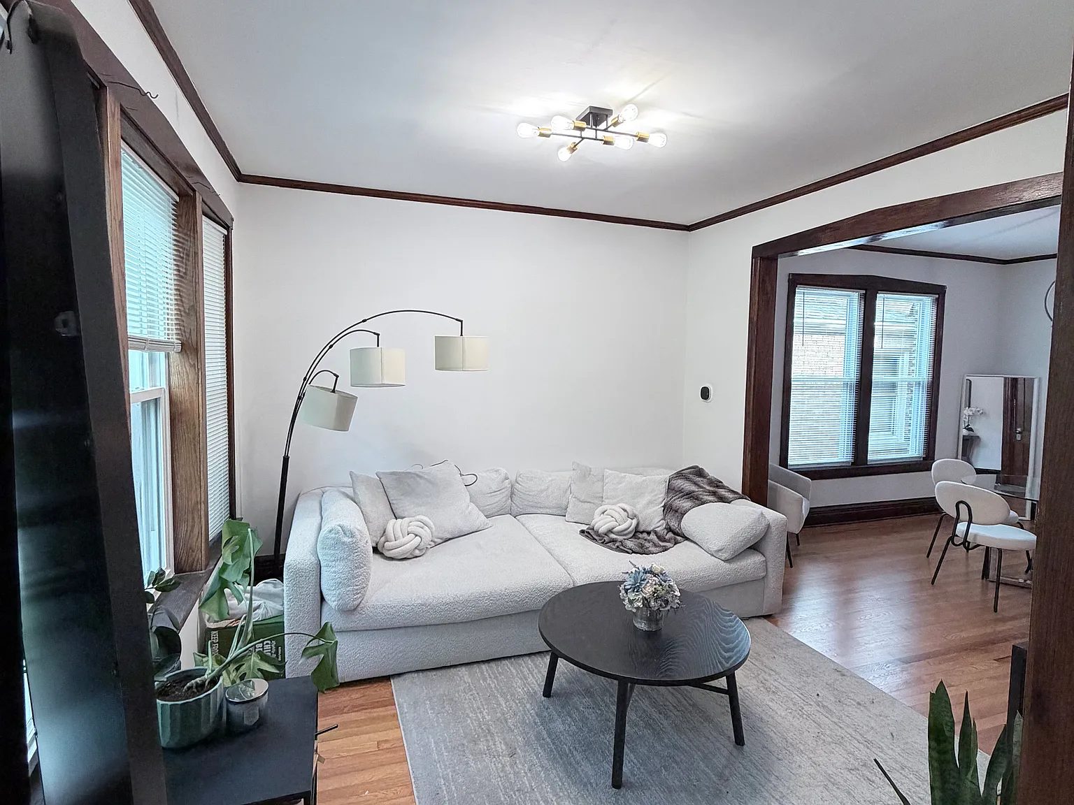 2 bed, 1000 sqft, $2,300 — Photo 2
