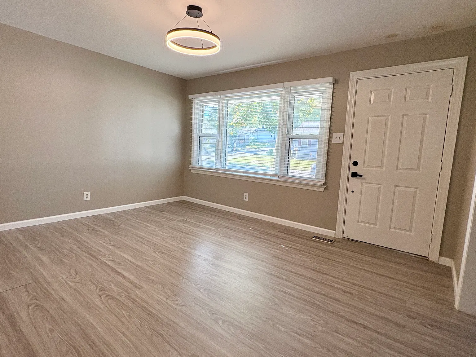 2 bed, 950 sqft, $1,350 — Photo 3