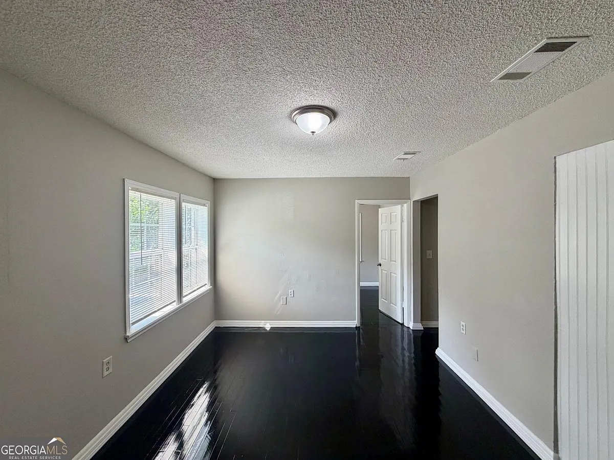 2 bed, 1.0 bath, 676 sqft, $1,095 — Photo 2