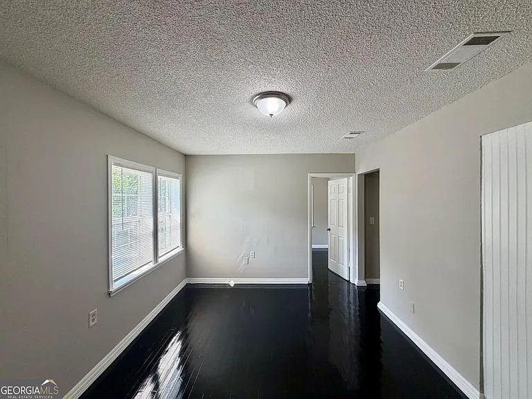 230 Rosser St SW #A — Photo 2