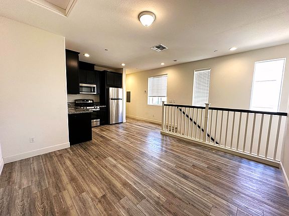 4th image of 530 E Isidoro Ave