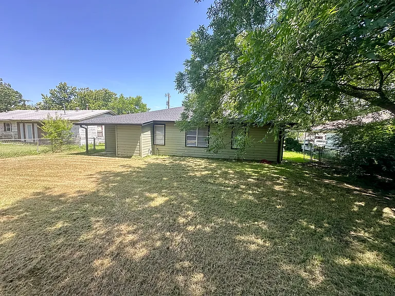 208 Bagin St — Photo 2