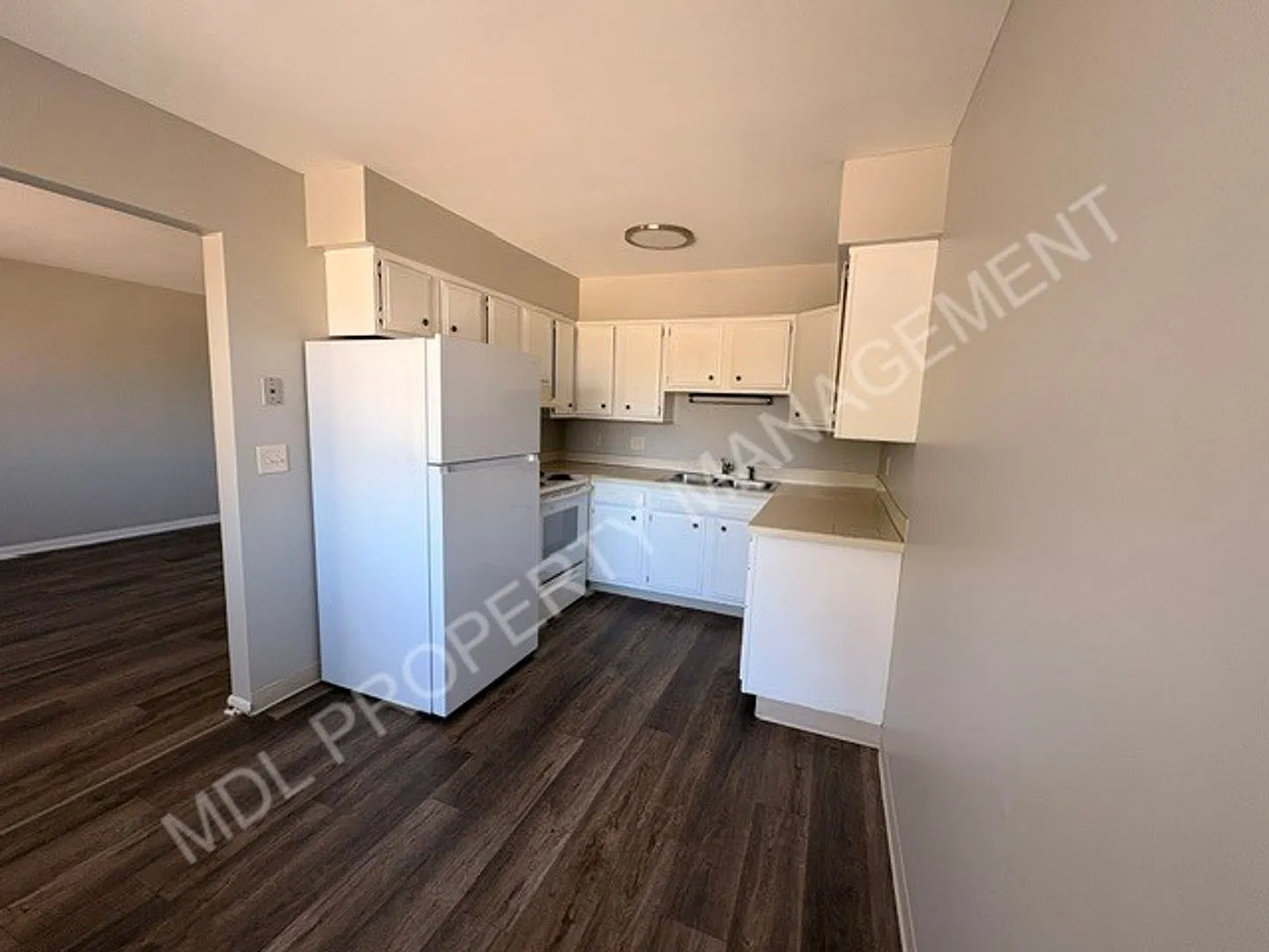 2215 Weiss — Photo 2