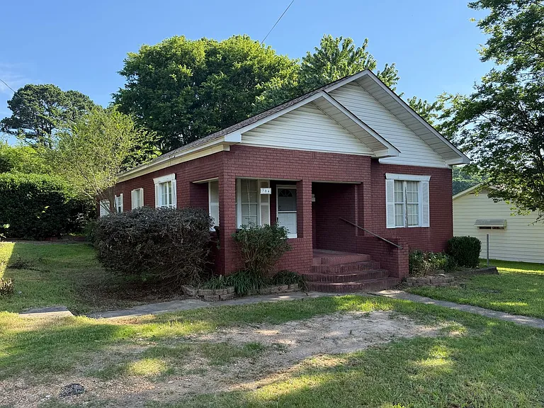 704 E North St — Photo 1