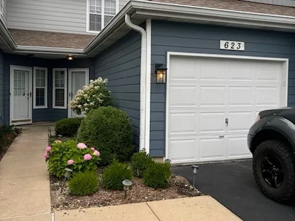 623 Woodhaven Dr, Mundelein, IL 60060
