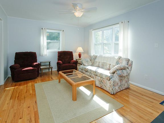 3rd image of 606 Hutchinson St
