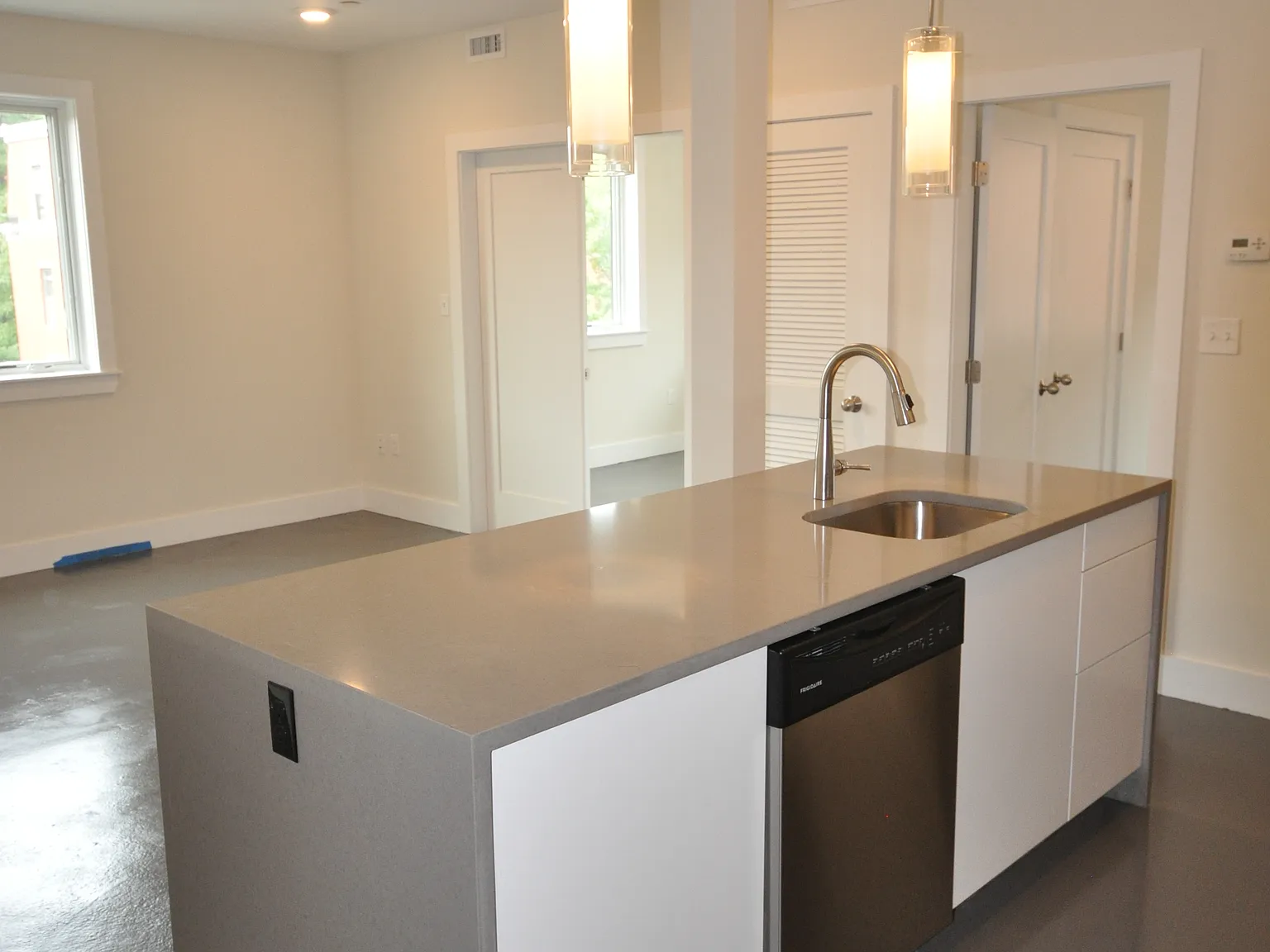 2 bed, 900 sqft, $4,500 — Photo 2