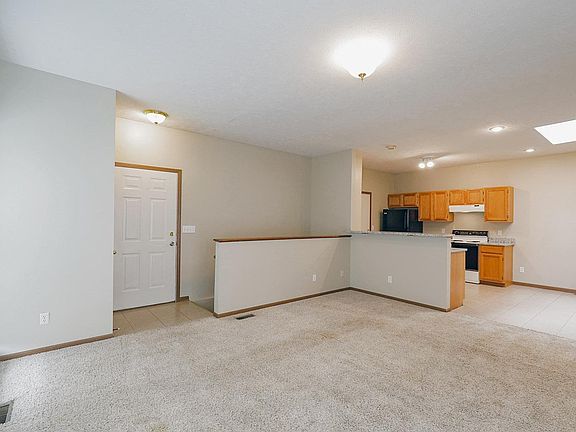 2nd image of 746 W Belmont Ave