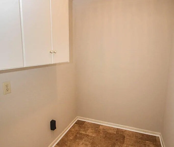 246 Farmington Dr W — Photo 27
