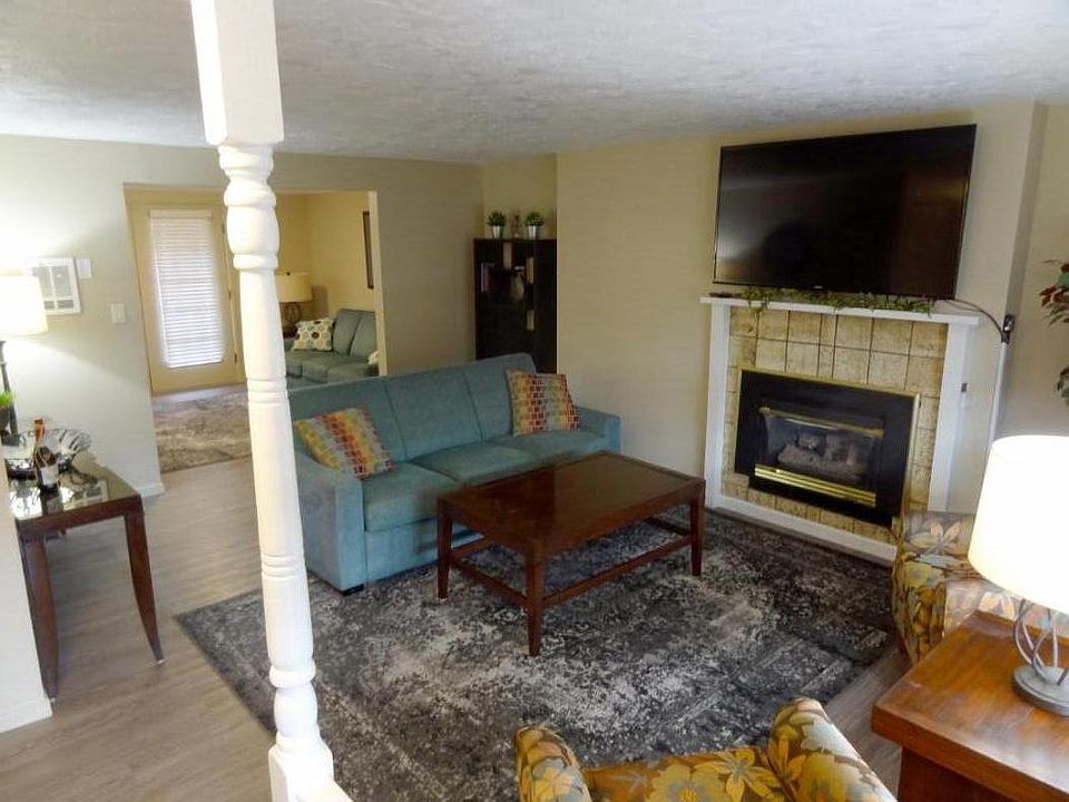 Large Living and Family rooms both have Queen Euro beds
