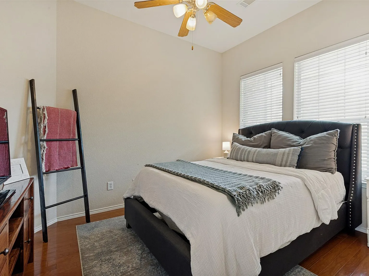 3 bed, 2.0 bath, 2127 sqft, $3,000 — Photo 3