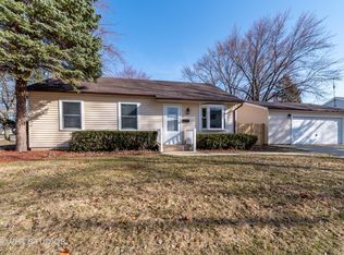 292 Mohawk Trl, Buffalo Grove, IL 60089