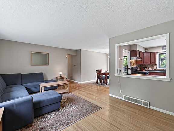 2nd image of 2041 Emerald Ln