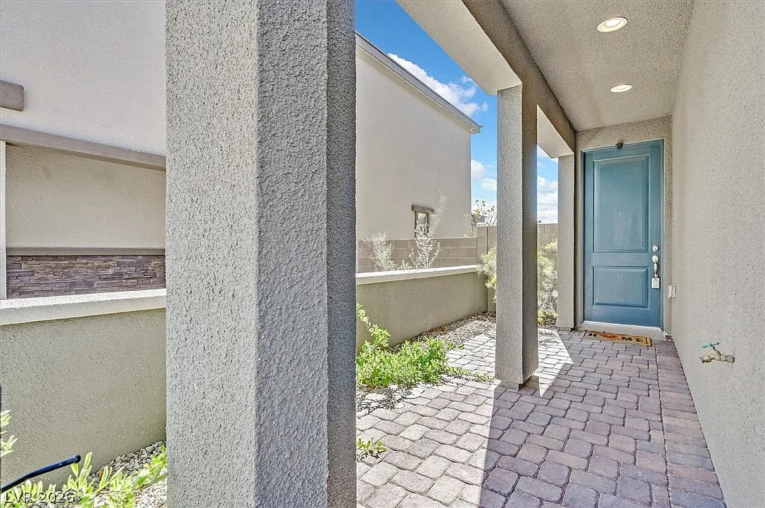3 bed, 2.5 bath, 1592 sqft, $3,500 — Photo 2