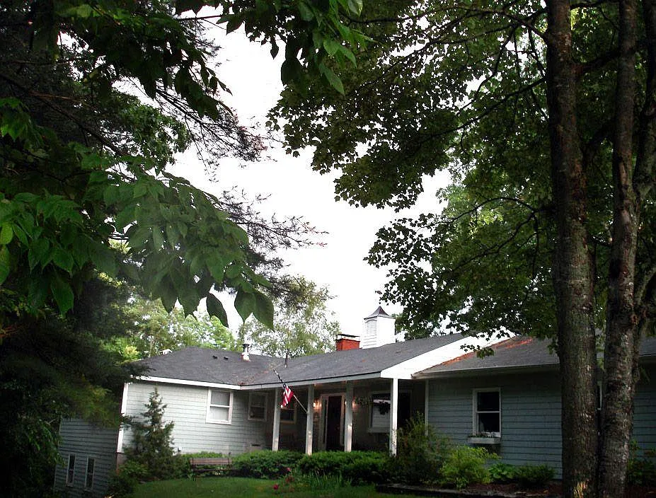 82 Westview Rd — Photo 3