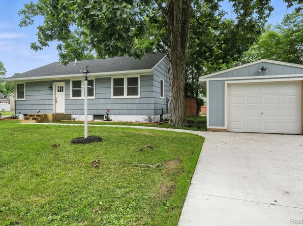 1904 Carvel Ct, Lansing, MI 48910