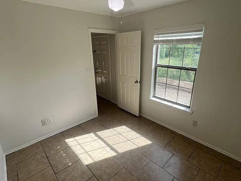 1523 Oasis Ave — Photo 8